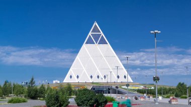 Barış ve Uzlaşma Sarayı 'nın dışında park ve çeşmelerle hızlandırılmış zaman atlaması var. Kazakistan, Nur-Sultan şehri