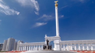 Kazakistan 'ın başkenti Astana' daki Independence Meydanı 'ndaki Kazak Eli Anıtı' nın zaman atlaması görüntüsü. Yaz günü mavi bulutlu bir gökyüzü. Nur-Sultan şehri