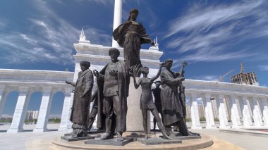 Kazakistan 'ın başkenti Astana' daki Independence Meydanı 'ndaki Kazak Eli Anıtı' nın zaman atlaması görüntüsü. İnsanların heykellerine yakından bakın. Yaz günü mavi bulutlu bir gökyüzü. Nur-Sultan şehri