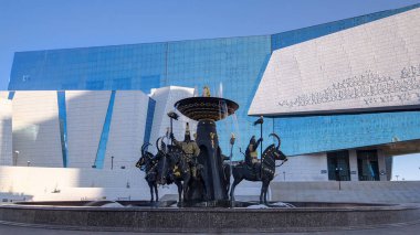 Astana 'daki Kazakistan Cumhuriyeti Ulusal Müzesi' ndeki Sak savaşçıları çeşmesi. Yazın gün batımından önceki gün mavi bulutlu gökyüzü. Nur-Sultan şehri, Kazakistan