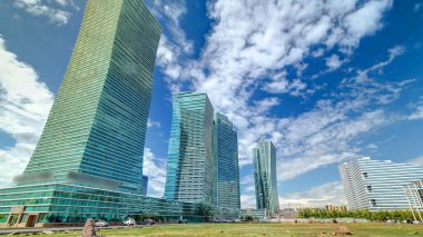 Nurzhol Bulvarı zaman kavşağı hiperhız. Modern yeni ofis binası yakınlarındaki atlar cumhuriyetin başkentindedir. Nur-Sultan şehri, Kazakistan.