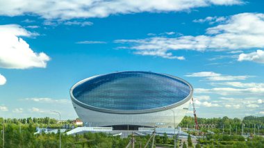 Nazarbayev Merkez ve mavi kule, mavi camda bulutlar ve yansımalar var. Köprüden görüntü. Bulutlu gökyüzü. Nur-Sultan şehri, Kazakistan