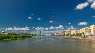 Astana 'da modern yerleşim kuleleri olan Yesil Nehri zaman atlaması. Park ve rıhtım tarafında. Nur-Sultan şehri, Kazakistan.
