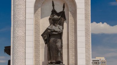 Ulusal insan heykeli ve Nur-Sultan şehrinde yaz günü bulutlarla birlikte şehrin orta kesimindeki Zafer Takvimi aşırı hız kazandı..