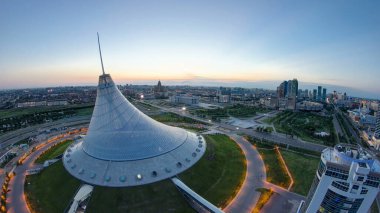 Khan Shatyr ve merkez iş bölgesiyle şehir merkezinin üzerindeki hava manzarası. Gün doğumundan önce geçiş zamanı, Kazakistan, Astana, Orta Asya