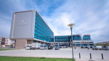 Atyrau City, Kazakistan 'daki Modern Binalar ve Otel' den Timelapse Hiperlapse. Güneşli bir gün, Mavi Bulutlu Gökyüzüne Karşı Şehir Zarafetini gözler önüne seriyor