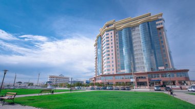 Atyrau City, Kazakistan 'daki Modern Konut Binalarının Zaman Hızı. Güneşli Bir Gün, Mavi Bulutlu Gökyüzü Altında Gölgelerin Neşeli Dansını Yapıyor.