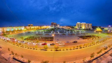 Atyrau Şehir Parkı 'ndan Gece Zaman Hızlandırması' na. Hava Üst Görünümü Kazakistan 'da Güneşli Sükunetten Akşam Parıltısı' na Şehrin Geçişini Yakalıyor