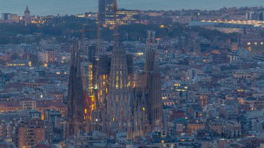 Barcelona 'nın Sabahı: İspanya' nın Büyüleyici Şehri 'nin Gündüz Zamanlaması Panoraması. Carmel 'in Sığınakları' ndan Havadan Üst Manzara, Sagrada Familia Katedrali, Şehir Işıkları Gün Doğmadan Zarifçe Karartacak