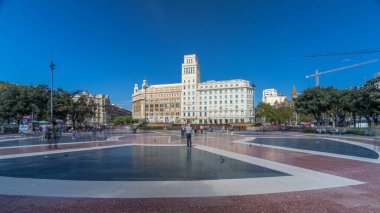 Barcelona 'nın Merkez Meydanı Placa de Catalunya' daki Zaman Hızı Hareketi. İnsanlarla Dinamik Sahne, Merkezi Çeşme ve Şehir Yaşamına Hayat Arkaplanı Olarak Hizmet Veren Bir Çiçek Yatağı