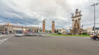 Placa d 'Espanya' dan Timelapse Hyperlapse, Venedik Kuleleri ve Ulusal Sanat Müzesi ile İspanya Meydanı. Döner kavşağın etrafındaki dinamik trafik Barcelona 'nın şehir manzarasının kalp atışlarını yakalıyor.