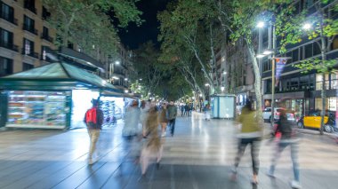 Hızlı Barcelona gece timelapse hyperlapse İspanya La Rambla Caddesi üzerinde yürüme. Binlerce insan her gün tarafından popüler bu trafiğe kapalı alana yürüyerek. Kalabalık bir yer