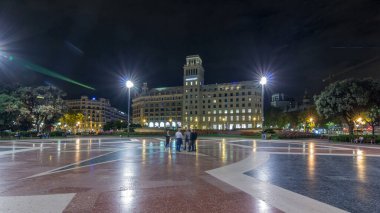 Orta Barselona 'daki Aydınlanmış Placa de Catalunya' nın Zaman Hızı. Şehir Merkezi Olarak Büyük Bir Meydan, Merkez Çeşme ve Gece Tepesi Arkaplanı Olarak Çiçek Yatağı