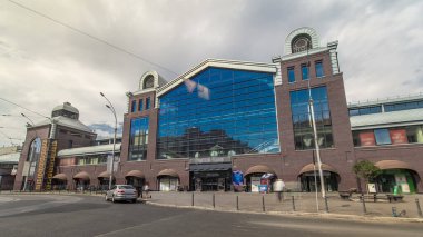 Sumskoy pazarı, Ukrayna 'nın başkenti Kharkov' da ön manzara zaman atlaması. Mavi bulutlu gökyüzü ve cadde trafiği