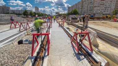 Kurulum aşamasındaki tramvay rayları ve yoldaki beton plakalara entegrasyon. Titreşim ve gürültüyü azaltmak için sıvı reçineyle doldurulmuş. Tramvay raylarının yeniden inşa süreci