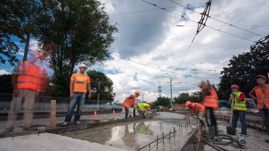 Tramvay rayları onarılan ve bakım süreleri yüksek olan yol inşaatı. Beton kavşağın orta kısmında işe yarar. Demiryolu raylarının yeniden inşası