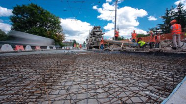 Tramvay rayları onarılan ve bakım süreleri yüksek olan yol inşaatı. Kavşağın ortasındaki karıştırıcı ve metal ızgaralar.