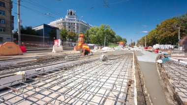 Beton yol yapım birçok işçi ve mikser timelapse hyperlapse ile çalışıyor. Harç metal takviye için dökme. Kaplama ve koruyucu filtre püskürtücü tarafından. Tramvay parça yeniden inşası