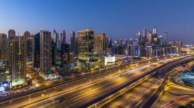 Dubai Yat Limanı Şeyh zayed road panorama gün gece geçiş timelapse ışık için trafik ile açın. Gökdelenler, BAE gece aydınlatma. Hava Jlt görünümünden