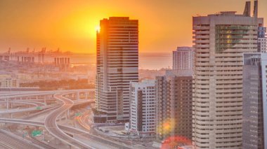 Dubai Marina, Dubai Hava timelapse, Birleşik Arap Emirlikleri renkli gün batımı ile. Yolda trafik ile Jlt üzerinden üstten görünüm
