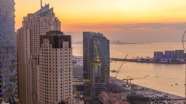 JBR ve Dubai marina gece geçiş timelapse günbatımı hava gün sonra. Modern kuleleri ve gökdelenler, yat ve tekne Körfezi üzerinde yüzen