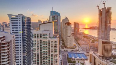 JBR ve Dubai marina günbatımı hava timelapse adlı. Modern kule ve gökdelen, sokakta Rating