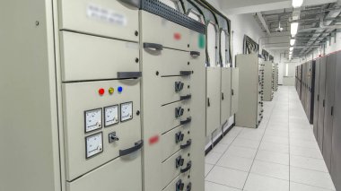 Veri merkezindeki sunucu donanımının bulunduğu oda. Güç odasında modern ekipman