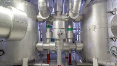 Ekipman, kablo ve boru olarak endüstriyel chiller bitki Oda timelapse hyperlapse içinde buldum. Veri Merkezi parçası