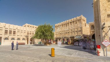 Souq Waqif zaman aşımına uğradı. Katar, Doha 'da popüler bir pazar yeri. Souq, geleneksel giysi, baharat, el işi ve hediyelik eşya satışıyla ünlüdür..