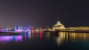 Katar 'ın Doha kentindeki eski dhow liman gecesi hiperhızının panoramik bir görüntüsü. Arka planda West Bay silueti var. Arka planda modern gökdelenler ve müzeler ve ön planda eski tekneler