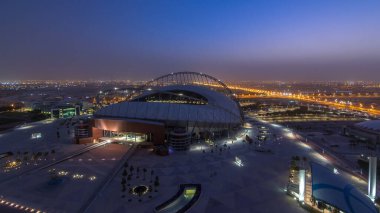 Doha 'da Aspire Zone' nin tepeden tırnağa hava görüntüsü. Yollarda trafik vardı. Sisli hava