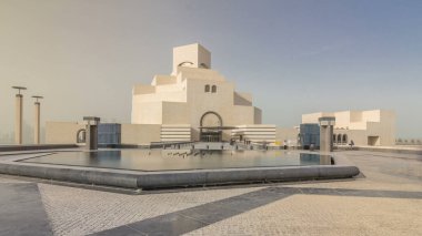 Katar 'ın İslami Sanatlar Müzesi Doha Corniche' nin yanındaki insan yapımı adasında zaman aşımına uğradı. Çeşmeli ön görünüm