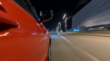 Side of Car 'dan gelen bir saçmalık. Gece otobanında hız sınırında ilerliyor. Işıklar yüksek hızda arabaya yansıyor. Modern bir şehrin hızlı ritmi. Bulanık hareket