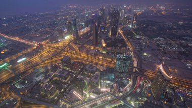 Dubai şehir merkezindeki gökdelenler gece gündüz geçiş zamanları şehir ışıklarının görüş açısı, Orta Doğu 'daki lüks yüksek teknoloji kasabası, Birleşik Arap Emirlikleri mimarisi