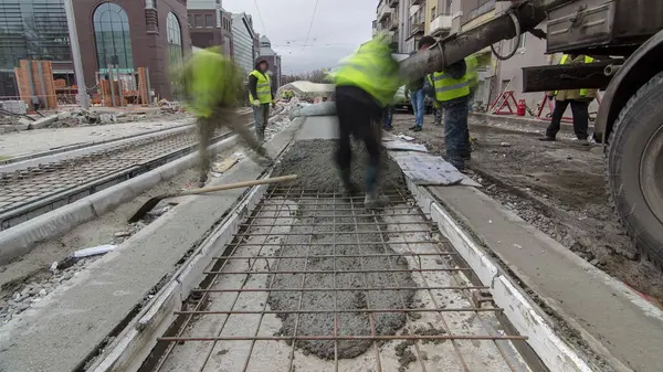 Hazır beton beton mikser timelapse hyperlapse tarafından yol yapmak için çelik takviye koyduktan sonra dökme. Tramvay parça yeniden inşası