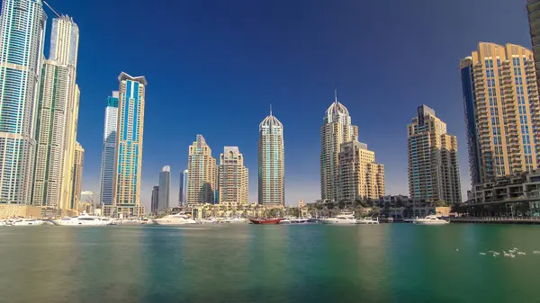 Dubai Marina 'nın en yüksek gökdelenleri, konut kuleleri ve tekneleri, limandaki yatlar Dubai' de zaman atlamaları, Birleşik Arap Emirlikleri