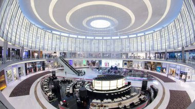 Dubai 'deki alışveriş merkezinin büyük salonundaki kafe ve restoranlar. Moda dükkanları