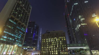 Gökdelenler ve Sheikh Zayed Yolu 'ndaki park yeri gece yarısı trafik ve ışıklarla hızlandırılmış.