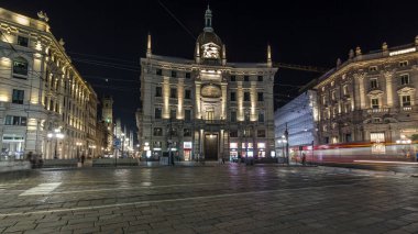 Cordusio Meydanı ya da Cordusio Meydanı. Şehrin önemli ticari meydanında gece trafiği aşırı hızlanıyor ve diğer ünlü binalar arasında Assicurazioni Generali Sarayı 'na ev sahipliği yapıyor.