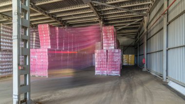 Lojistik, depolama, Sevkiyat, sanayi ve üretim kavramı timelapse hyperlapse - forklift yükleyici işyerinde depoda saklama kargo kutuları taşır.