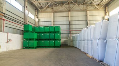 Lojistik, depolama, Sevkiyat, sanayi ve üretim kavramı timelapse hyperlapse - forklift yükleyici iş yerinde yeşil konteyner depoda taşır