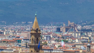 Zaman çizelgesinin üzerindeki Floransa manzarası, Boboli Bahçeleri 'nden (Giardino di Boboli) çan kulesi manzaralı tarihi binalar üzerine panorama. İtalya. Yazın mavi gökyüzü. Havadan üst görünüm.