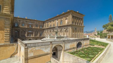 Palazzo Pitti 'nin arka cephesi olan Boboli Garden hipervane hızı. Yeşil çimenlik ve çeşme. Yazın mavi gökyüzü