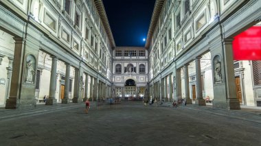 Uffizi Galerisi zaman aşımına uğradı. İtalya 'nın Toskana bölgesindeki Floransa' nın orta kesimindeki Piazza della Signoria 'nın bitişiğindeki seçkin sanat müzesi. Binaların gece aydınlanması