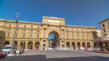 Colonna Dell Abbondanza ve Birleşik İtalya 'nın ilk kralı Victor Emmanuel' in anısına Cumhuriyet Meydanı hiperhızlandırması. Yazın mavi gökyüzü. Floransa, İtalya