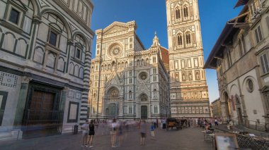 İtalya 'daki Floransa katedrali (Duomo) olan Basilica di Santa Maria del Fiore zaman atlaması hiperlapası ön cephesi. Gölgeler gün batımında ön cephede hareket eder