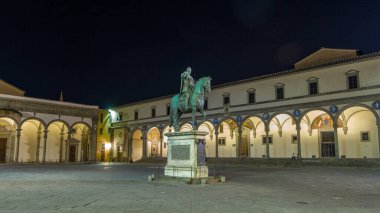 Ferdinando I de Medici heykeli, İtalya 'nın Floransa kentindeki Piazza della Santissima Annunziata' da bulunan Toskana Büyük Dükü, gece vakti aşırı hıza ulaşarak aydınlandı.
