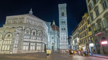 The Basilica di Santa Maria del Fiore ve Baptistery San Giovanni gece hipervanesi. İtalya 'daki Floransa Katedrali (Duomo) kilisesi. Akşam aydınlatması. Çan kulesi ve kubbe