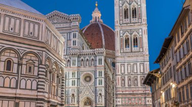 İtalya 'nın Floransa katedrali (Duomo) olan Basilica di Santa Maria del Fiore' nin dış cephesi ve kubbesi. Çan kulesinin akşam aydınlanması