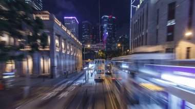 Hong Kong caddesindeki çift katlı tramvaydan görüntüyü izleyelim. Hong Kong tramvayı, metropoldeki ilk toplu taşıma araçlarından biri olan Hong Kong 'da bir tramvay sistemidir.